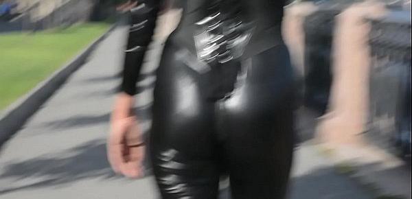  Latex Mona in a sexy suit and high heels walks down the street
